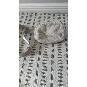 Lululemon Everywhere Belt Bag Large 1L White Opal & Gold Plush Fleece
